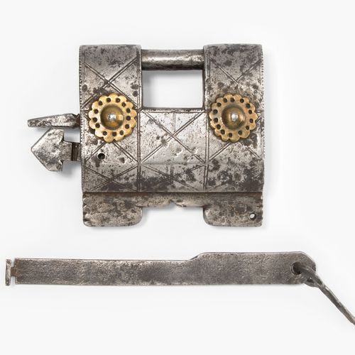 Bolzenhangschloss 螺栓挂锁

可能是东方的，18/19世纪。 铁质。长方形的箱子，装饰有4个黄铜铆钉。带展簧、销轴和套筒扳手。高11厘米。

&hellip;