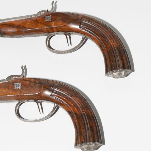 Perkussionspistolen-Paar im Kasten 一对装在箱子里的打击式手枪。

巴塞尔，约1850年。 私人旅行手枪/打击乐手枪。精致的花&hellip;