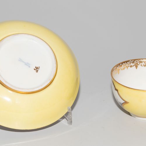 Meissen, Koppchen mit Unterschale Meissen, petit pot avec soucoupe

Porcelaine, &hellip;
