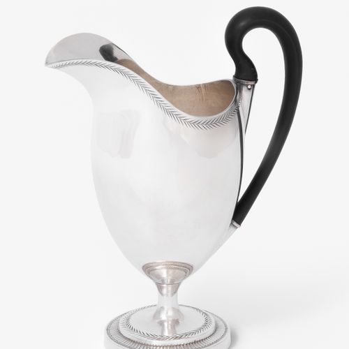 Milchkanne, Lausanne 牛奶罐，洛桑

1800年左右，银质。硕士标记 安托万-皮埃尔-梅西。圆底，椭圆体，头盔形口，凸起的木柄。精美的风格化&hellip;