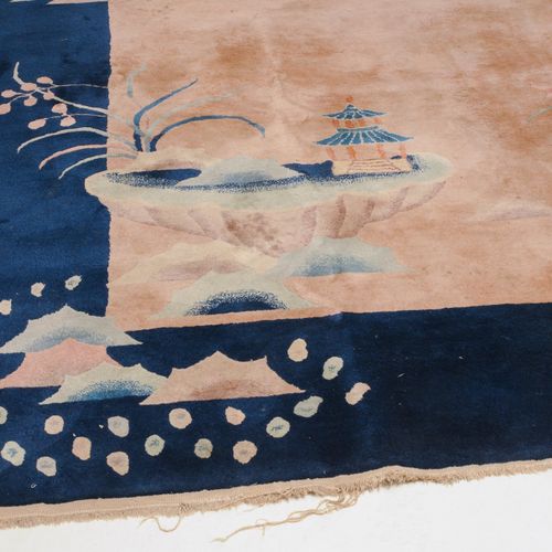 Peking 北京

中国，约1930年。 描绘大海的深蓝色边框具有特别的装饰性，有一艘帆船，岩石，一个有树木的海湾，一个拉长的桥和飞鸟。柔和的乳白色内场上有一&hellip;