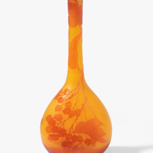 Emile Gallé, Vase 埃米尔-加莱，花瓶

南希，1904-1906年。 高度蚀刻的签名与星星。无色玻璃，内部覆盖着黄色，外部是橙色。垫底的高度蚀&hellip;