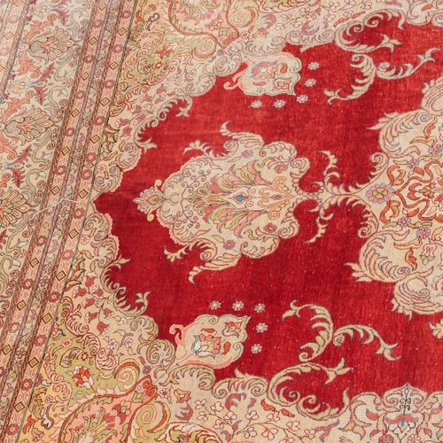 Kayseri-Seide 开塞利丝绸

Z-土耳其，约1960年。 绒毛材料为纯丝绸。一张粉色的地毯。在优雅的红色中央区域，有一个比例适中的奖章，上面有2个垂&hellip;