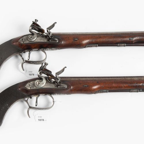 Steinschloss-Duellpistolen-Paar im Kasten 一对装在箱子里的燧发枪决斗枪。

英国，约1790年。 大马士革带状蓝钢八角&hellip;