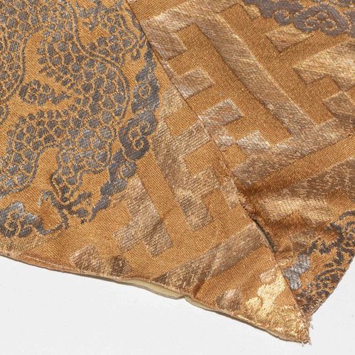 Textilie 纺织品

日本，19世纪。 丝织品，部分使用金兰金线。可能是KESA服装的一部分。小块的织物拼在一起。几何图案上的龙形奖章。191x101.1&hellip;