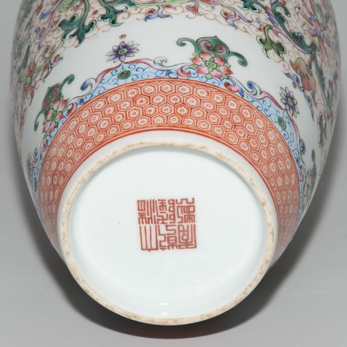 Vase 花瓶

中国，20世纪，瓷器。铁锈色的乾隆款。栏杆形式。多彩的莲花装饰。高23厘米。