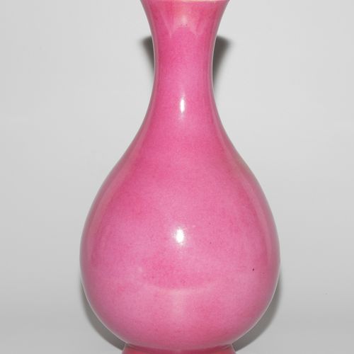 Vase Vase

China, 19th c. Porcelain. Iron red six-character Qianlong seal mark. &hellip;