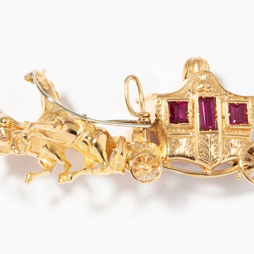 Rubin-Brosche 红宝石胸针

750黄金/白金。有马和马车的马车。3颗合成红宝石。6x2.5厘米，12.6克。