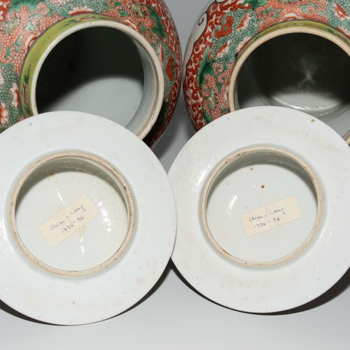 1 Paar Deckelvasen 1 paire de vases à couvercle

Chine, 19ème siècle. Porcelaine&hellip;