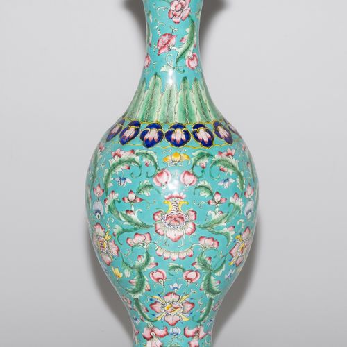 Vase 花瓶

中国，19世纪，广州珐琅。绿松石地面上的多色花和藤蔓装饰。里面是浅绿色。高31厘米。