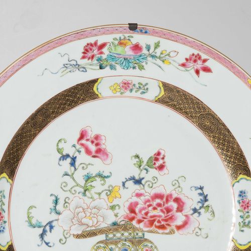 Platte Plaque

Chine, 19ème siècle. Porcelaine. Décoration florale aux couleurs &hellip;