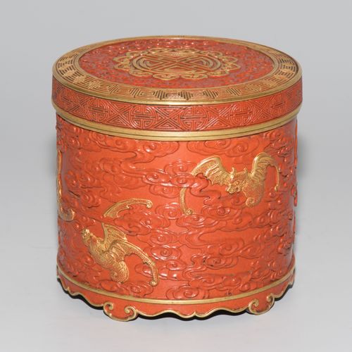 Zinnober-Schnitzlack imitierende Deckeldose 朱砂雕刻漆器仿制盖盒。

中国，20世纪 瓷器。有乾隆六字印。整个墙面用&hellip;