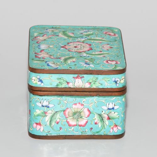 Deckeldose 有盖的盒子

中国，19世纪，广州珐琅。绿松石地面上的多色花饰，内部为草绿色珐琅。11x8x6厘米。- 缺少保存。