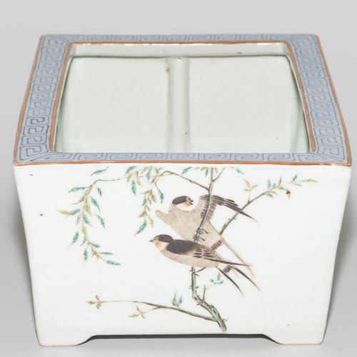 Jardinière Jardinière

Chine, fin du XIXe siècle. Porcelaine. Signé Shendetang z&hellip;