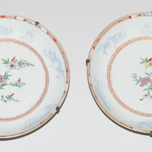 1 Paar Platten 1对盘子

中国，约1900年。 瓷器。以印度公司的方式进行的多色花卉装饰。旗帜上有龙和凤的贴纸。D 37厘米。- 损害。