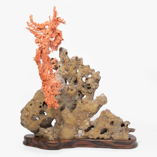 Zierfigur 观赏性人物

中国，20/21世纪，粉红珊瑚在死珊瑚石上，有化石的内含物。在未经处理的毛石上雕刻的盛开的梅花树。高53厘米。有木质底座。