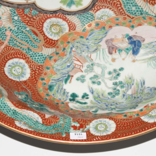 Grosse Platte Large plate

Japan, 19th century. Imari. Dragon decor on tendril d&hellip;