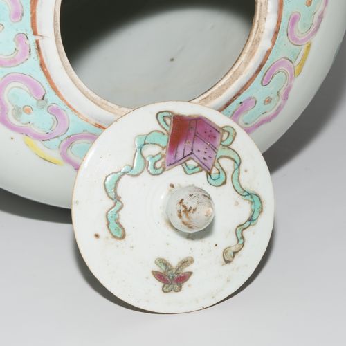 Deckeltopf 有盖锅

中国，20世纪初。 瓷器。卵形的形式。在装饰器皿上的多色描画，有花朵。有铭文。高33厘米。