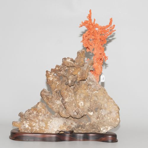 Zierfigur 观赏性人物

中国，20/21世纪，粉红珊瑚在死珊瑚石上，有化石的内含物。在未经处理的毛石上雕刻的盛开的梅花树。高53厘米。有木质底座。