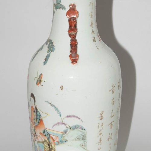 Bodenvase Vase de sol

Chine, c. 1900, porcelaine. Poignée de lion sur le côté. &hellip;