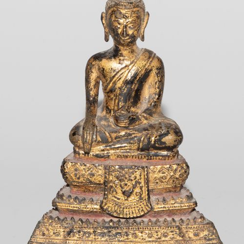 SITZENDER BODHISATTVA 坐着的菩萨

泰国。藤条阿科辛。青铜，镀金，有绘画的遗迹。在三层基座上的Maravijaya位置没有火焰。高16厘米&hellip;