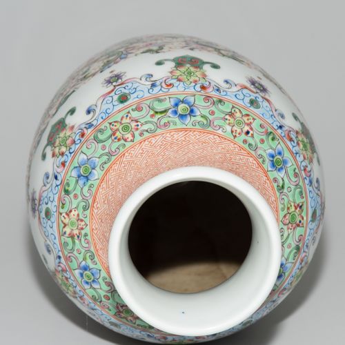 Vase Vase

China, 20.Jh. Porzellan. Eisenrote Qianlong-Marke. Balusterform. Poly&hellip;