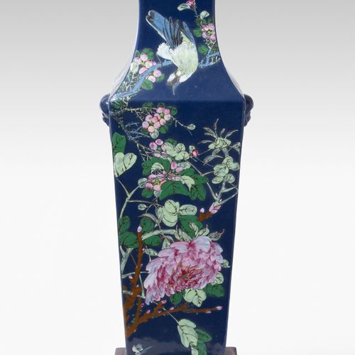 Vase Jarrón

China, siglo XX. Porcelana. Forma cuadrada con dos asas de león con&hellip;