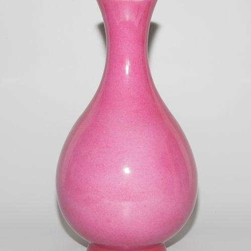 Vase 花瓶

中国，19世纪，瓷器。铁红的乾隆六字篆印。阳台形式，颈部呈喇叭状。桃红色的釉面，内部和底部涂有绿松石色。高38厘米。- 裂缝。
