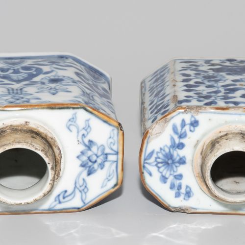 2 Teedosen 2个茶杯

中国，19世纪，瓷器。釉下青花装饰。长方形，有斜角。高10英尺，宽10.5英尺。- 损坏的。雕刻的银制盖子上有荷兰进口的标记。&hellip;