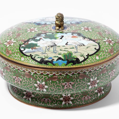 Grosse Deckeldose Grande boîte à couvercle

Chine, 20e siècle. Émail cloisonné. &hellip;