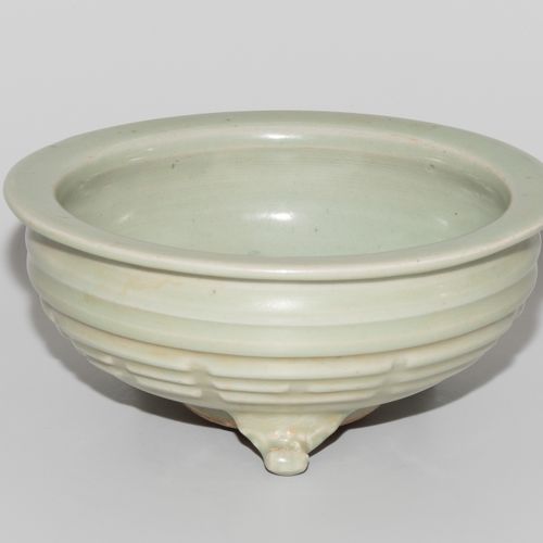 Räuchergefäss Incense burner

China, 20th century. Longquan style. Porcelain wit&hellip;