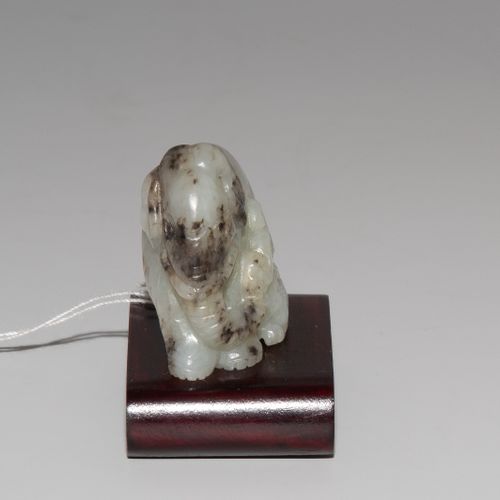 Anhänger 垂饰

中国，20世纪。 青花瓷色的玉石，有暗色的内含物。大象与老虎。高3,5厘米。有底座。