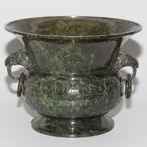 Jade-Ziergefäss Jade ornamental vessel

China, late Qing dynasty. Spinach green &hellip;
