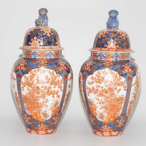 1 Paar Deckelvasen 1 paire de vases à couvercle

Japon, c. 1900. Porcelaine. Fuk&hellip;