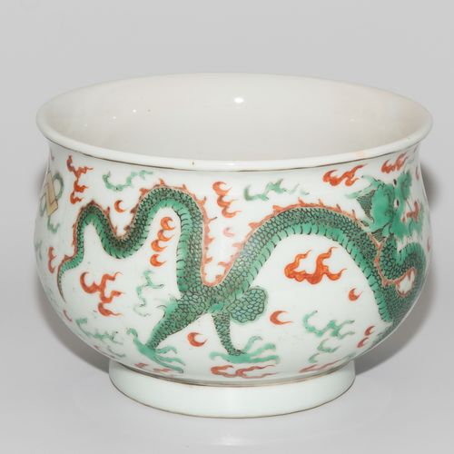 Topf 锅

中国，20世纪 瓷器。肚皮上有一个立环，嘴部向外弯曲。多色装饰，边缘有两条龙。高14，深18厘米。