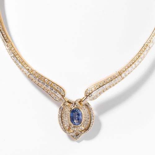SAPHIR-DIAMANT-COLLIER 蓝宝石钻石项链

750黄金。椭圆面。蓝宝石约4克拉，61颗钻石长方形和超过200颗钻石，共约9克拉G/H-vs/&hellip;