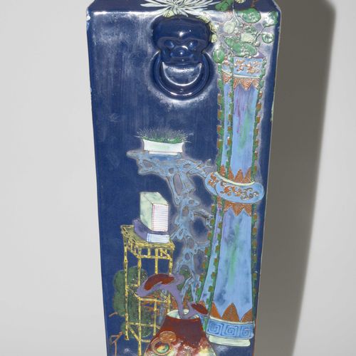 Vase Jarrón

China, siglo XX. Porcelana. Forma cuadrada con dos asas de león con&hellip;