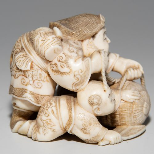 NETSUKE Netsuke

Japan, c. 1900, ivory. Signed Ryôgen. Depiction of the god of l&hellip;