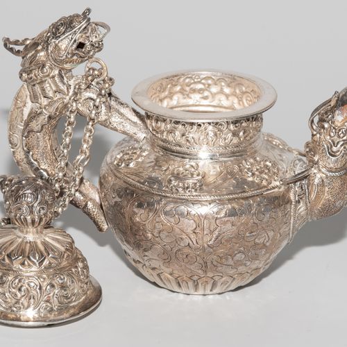 Kanne Jug

Tibet. Silver. Body and lid with floral patterns, lid with spherical &hellip;