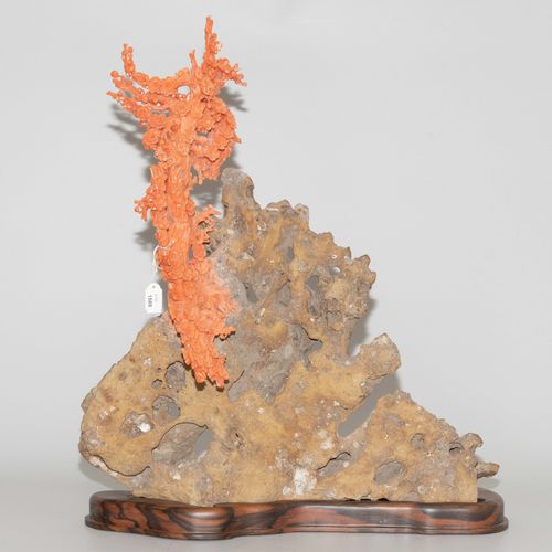Zierfigur Figura ornamental

China, s. XX/21. Coral rosa sobre piedra de arrecif&hellip;