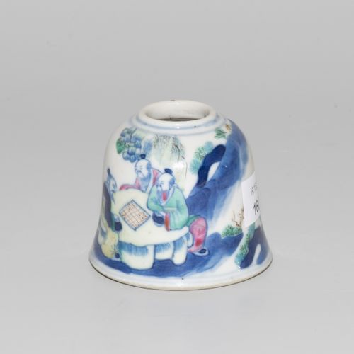 Pinselwascher Rondelle de brosse

Chine, 20e s. Porcelaine Doucai. Marque Qianlo&hellip;