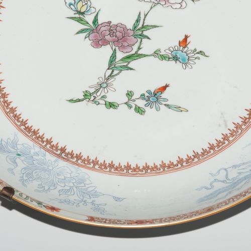 1 Paar Platten 1 Paar Platten

China, um 1900. Porzellan. Polychromer Blumendeko&hellip;