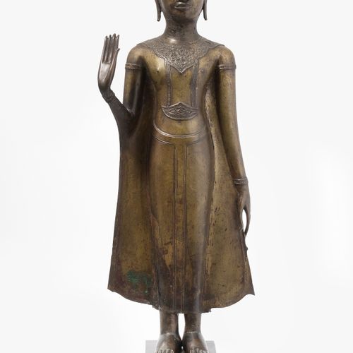 Stehender Buddha 立佛

泰国，大城府时期，后来的素贴泰风格，约17世纪的青铜器。右手在abhayamudra，左手悬空。衣服很体面。高69厘米&hellip;
