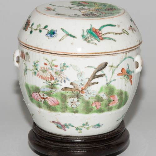 Deckeltopf Lidded pot

China, around 1900, porcelain. Drum-shaped vessel with fo&hellip;