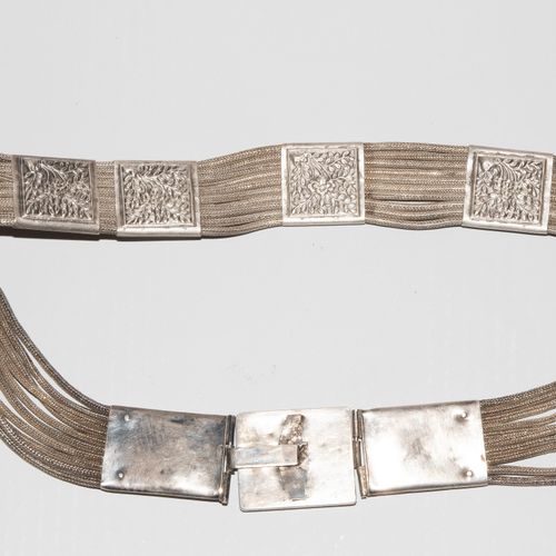 Gürtel Belts

China. Silver. Hallmark, Yonglong. Belt made of ten strands of bra&hellip;