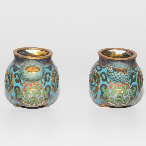 Schnaps-Set 斯纳普斯套装

中国，19/20世纪，珐琅景泰蓝。包括1个带盖的龙形壶，4个鸟形杯和1个托盘。绿松石蓝色背景上的古风装饰。在一个装饰有饕&hellip;