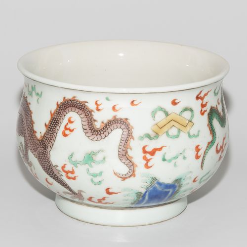 Topf Pot

Chine, 20ème siècle Porcelaine. Forme ventrue sur un anneau de support&hellip;