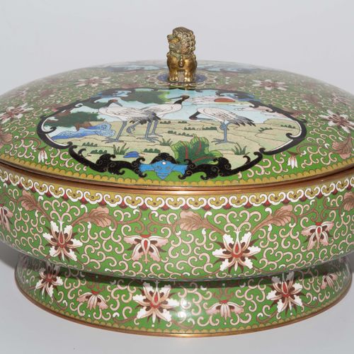 Grosse Deckeldose Large lidded box

China, 20th century. Enamel cloisonné. Round&hellip;