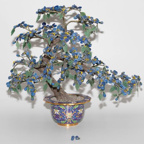 Lot: 3 Zierbäume 地段：3棵观赏性树木

中国，20世纪。 各种半宝石的花朵和叶子，如玉石、青石和玛瑙。掐丝珐琅壶，黄铜，玉石面板。安装在一个木&hellip;