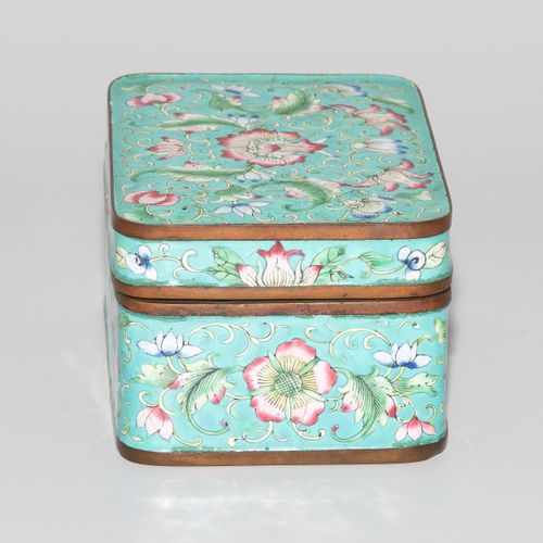 Deckeldose Lidded box

China, 19th c. Canton enamel. Polychrome floral décor on &hellip;